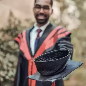 ژست عکس فارغ التحصیلی