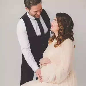 عکاسی بارداری دو نفره با لباس در آتلیه