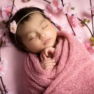 عکاسی نوزاد با لباس در آتلیه
