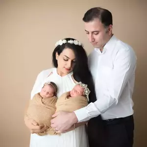 عکاسی نوزاد با پدر و مادر در آتلیه